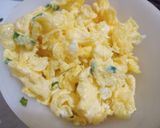 Foto langkah ke 2 dari resep Tumis Tuna dan Telur Simple.