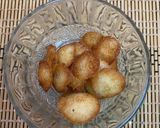 A picture of step 5 of Fried idli in Palak gravy.