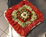 Une image de l'étape 6 de Salade de tomates, courgette, olives, feta et persil.