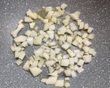 Foto del passaggio 2 della ricetta Risotto al radicchio con salsiccia e asiago