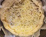 Foto del paso 6 de la receta: Tarta salada de masa quebrada con champiñones y gambitas