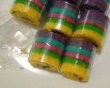 Foto langkah ke 5 dari resep Rainbow gulung.