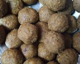 A picture of step 3 of Methi ke laddoo.