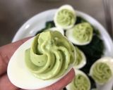 Foto langkah ke 3 dari resep "Avacado Deviled Eggs" (No Mayo).
