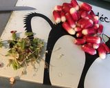 Une image de l'étape 1 de Jardin de fleurs de radis roses tartinade feta citron ciboulette.