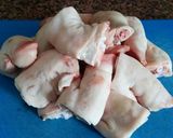 Foto del paso 1 de la receta Manitas de cerdo con tomate, jamón y morro