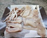 Foto del paso 1 de la receta Espaguetis negros con calamares al ajillo
