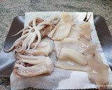Foto del paso 1 de la receta: Espaguetis negros con calamares al ajillo