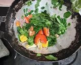 Foto langkah ke 2 dari resep Tumis Tahu Daun Kelor.