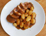 Foto del paso 16 de la receta: Muslitos rellenos en salsa de Oporto con patatas