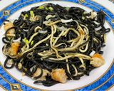 Foto del paso 3 de la receta: Espagueti nero con langostinos y gulas