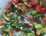Foto del paso 4 de la receta: Ensalada de pepino, tomate y aguacate aliñada con agua de mar