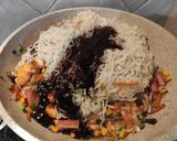Φωτογραφία βήματος 7 της συνταγής "Noodles chow mein με γαρίδες και σουρίμι" 🥡🍤