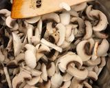 Tejfölös gombapaprikás nokedlivel recept fázis 2 fotója
