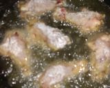 Foto del paso 5 de la receta: Alitas de pollo rebozadas con harina, con papas fritas finas