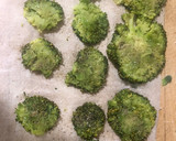 Foto del paso 4 de la receta: Chips de brócoli y queso parmesano