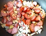 Une image de l'étape 1 de Risotto saucisses fumées à la tomate.