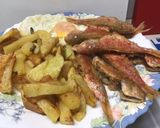 Foto del paso 2 de la receta: Salmonetes en fritada con ajos tiernos, patatas y huevo