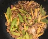 รูปขั้นตอนการทำที่ 3 ของ ผัดพริกหยวกหมูสับ 🌶🧄
