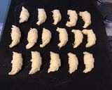 Une image de l'étape 4 de Minis croissants au cheddar, pecorino et pavot bleu.