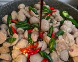 Foto langkah ke 4 dari resep Oseng Bakso Kecap.