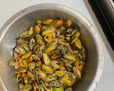 Foto langkah ke 1 dari resep Oseng Kerang Pedas Manis.