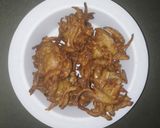 A picture of step 4 of Onion Pakoda.