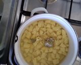 Krumplifőzelék sült grillkolbásszal recept fázis 1 fotója