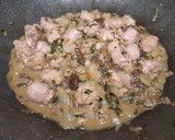 Foto del paso 3 de la receta: Mar y montaña gamba y salchicha con seta camasec y yema escaldada