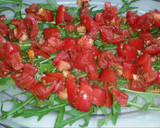 Foto del paso 2 de la receta: Ensalada de rúcula, tomate y queso fresco (puede prepararse con Mozzarella)