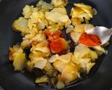 Foto del paso 4 de la receta: Patatas Panadera con Salsilla al Ajillo y Pistachos
