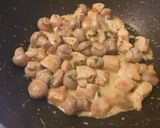 Une image de l'étape 2 de Émincé de poulet champignons et boursin.