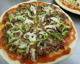 Foto langkah ke 7 dari resep Easy & Simple Home Made Beef Pizza - Pizza Daging Mudah & Simpel.