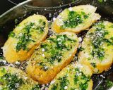صورة لخطوة 4 من وصفة خبز الثوم 🥖 بالفرن أو بالقلاية الهوائية