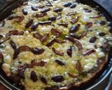 Foto del paso 3 de la receta: Pizza con pesto, queso mantecoso y aceitunas negras