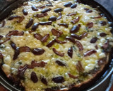 Foto del paso 3 de la receta: Pizza con pesto, queso mantecoso y aceitunas negras