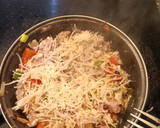 Foto del paso 3 de la receta: Revuelto de carne picada con verduritas y queso