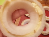 Aros de cebolla rellenos con queso