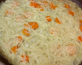 Foto del paso 4 de la receta: Caldo de pollo con fideos, zanahoria, cebolla y huevo cocido