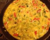 Foto del paso 3 de la receta: Tortilla de arvejas con vegetales y salmón