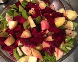 Une image de l'étape 8 de Salade de fruits au jus de prunes (pommes, banane, pitaya rouge et kiwis).