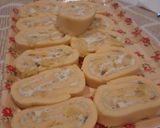 Foto del paso 7 de la receta: Pionono de ananá y queso azul para despedir el año