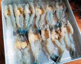 รูปขั้นตอนการทำที่ 1 ของ กุ้งแม่น้ำอบเนยกระเทียม