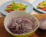 Foto del paso 4 de la receta: Carpaccio de Tomate Pera y Corazones de Romana con Cebolla Dulce de Fuentes y Vinagreta de Moscatel