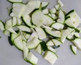 Foto del paso 1 de la receta: Guiso de zapallo italiano confitado