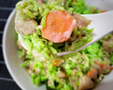 Foto del paso 7 de la receta: Arroz verde salteado con pollo y salsa de loto