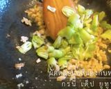 รูปขั้นตอนการทำที่ 4 ของ ผัดดอกแคสีแดงกับหมูสับ