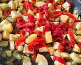 Foto del paso 3 de la receta: Lubina al ajillo con salteado de verduras