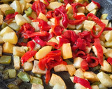 Foto del paso 3 de la receta: Lubina al ajillo con salteado de verduras
