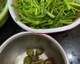 Hình bước làm 1 của món Canh chua tôm trái sấu rau muống